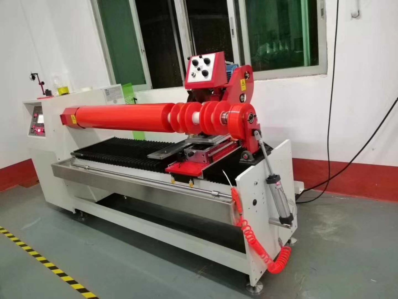 fcf1a28073a88ef6d7b9 máy cắt băng keo